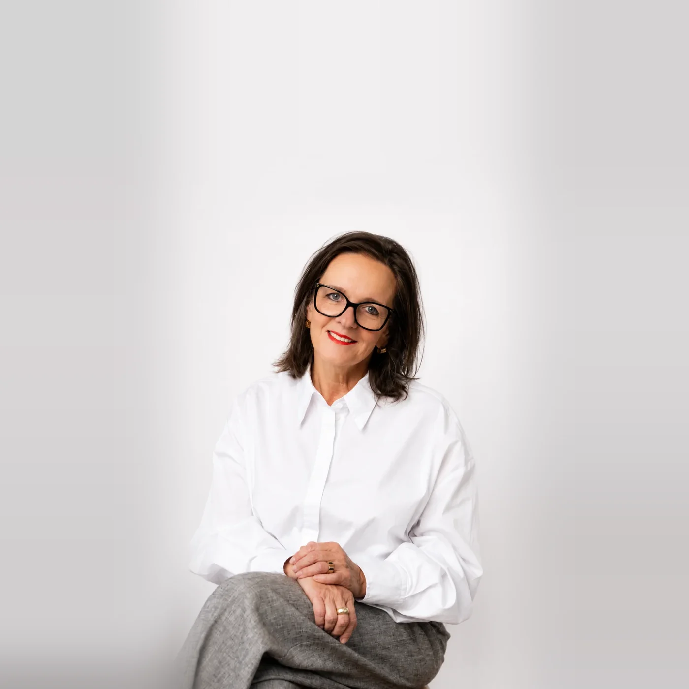 Christiane Marek in weißer Bluse vor hellem Hintergrund